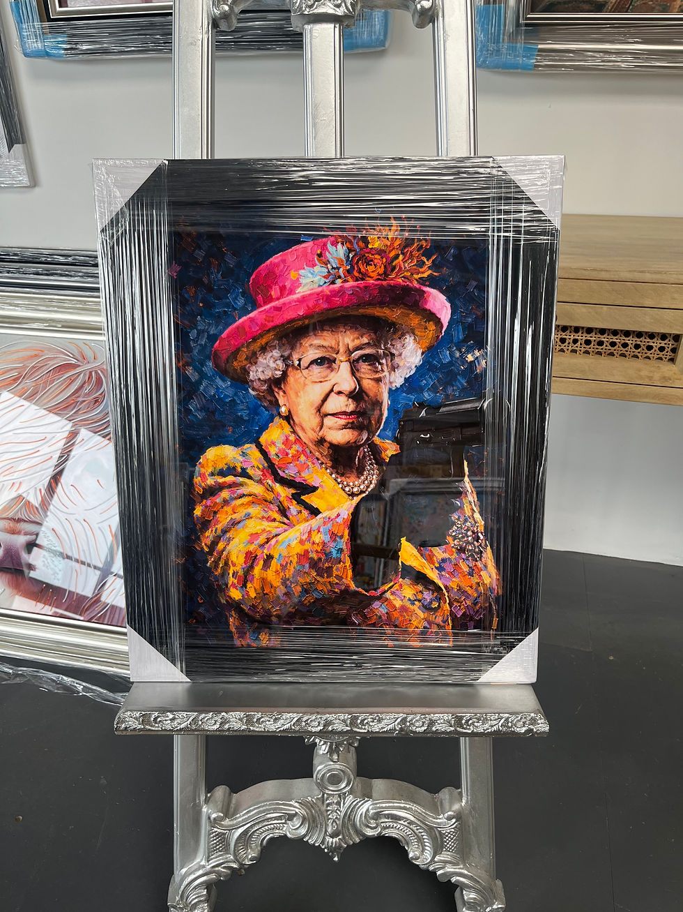 Thumbnail: Queen Floral Outfit Frame