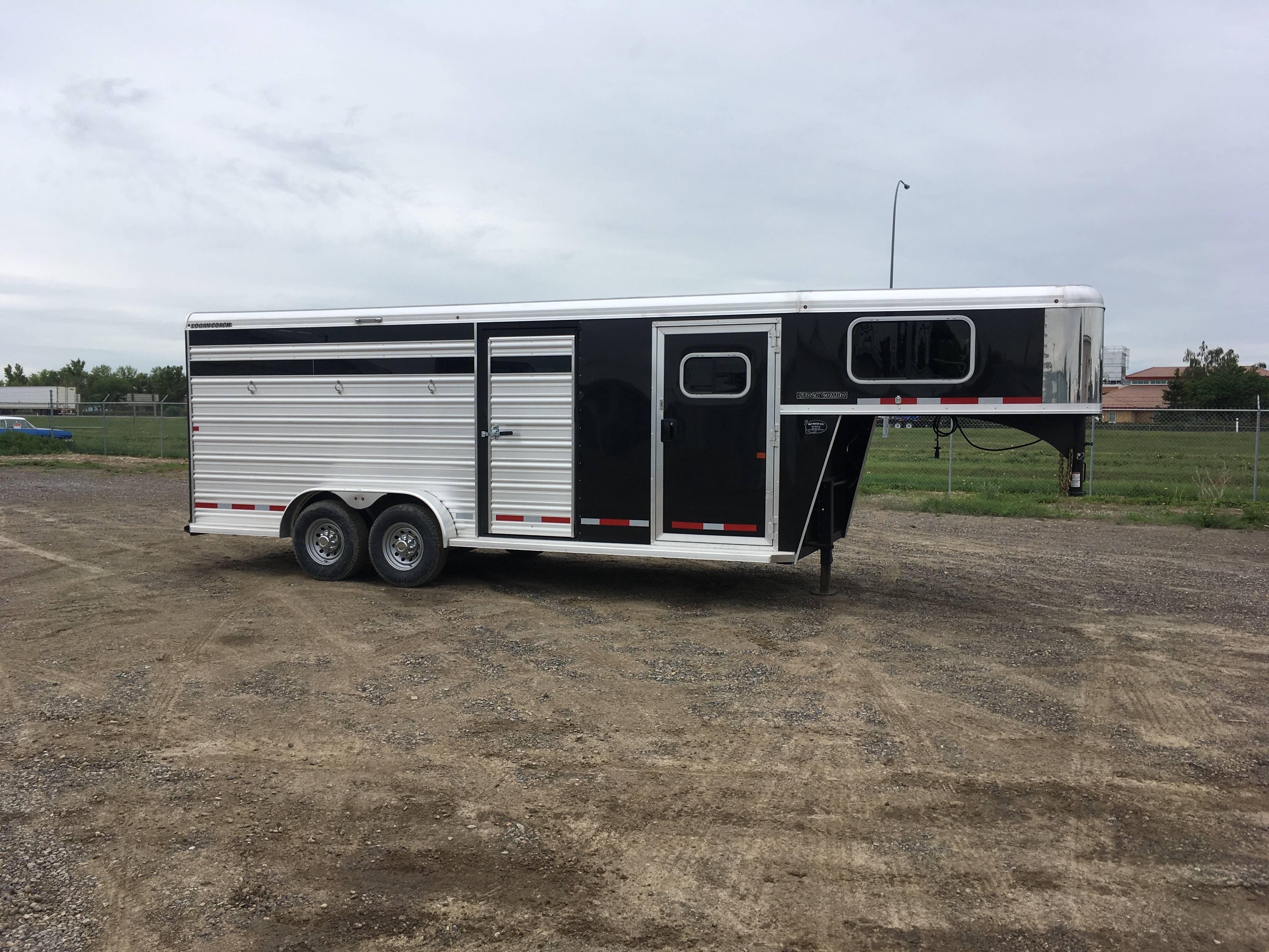 2020 Logan Coach 20' Combo mptrailersales