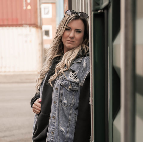 ajo-drea, Andrea Johann, Andrea Johann Fotografie,  Portrait, Portraitfotografie, Shooting, Shootingtime, Fotoshooting, Schönheit, Character, Freundinnenshooting, Friendshipgoals, Rapsfeld, Beauty , Frühling, Outdoorshooting, Tulpenshooting, Frühlingsshooting, Industrieshooting, Hafen Mannheim, Industrieromantik, Shooting in Mannheim