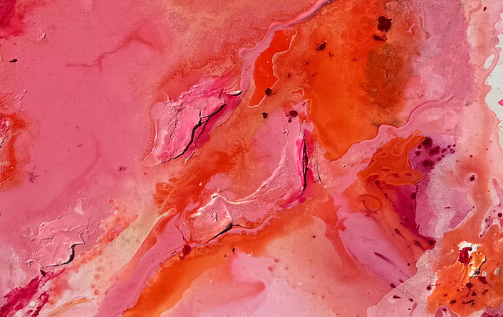Detailaufnahme des Mixed-Media-Kunstwerks "Soft horizon" in Pink- und Orangetönen mit fließender Struktur