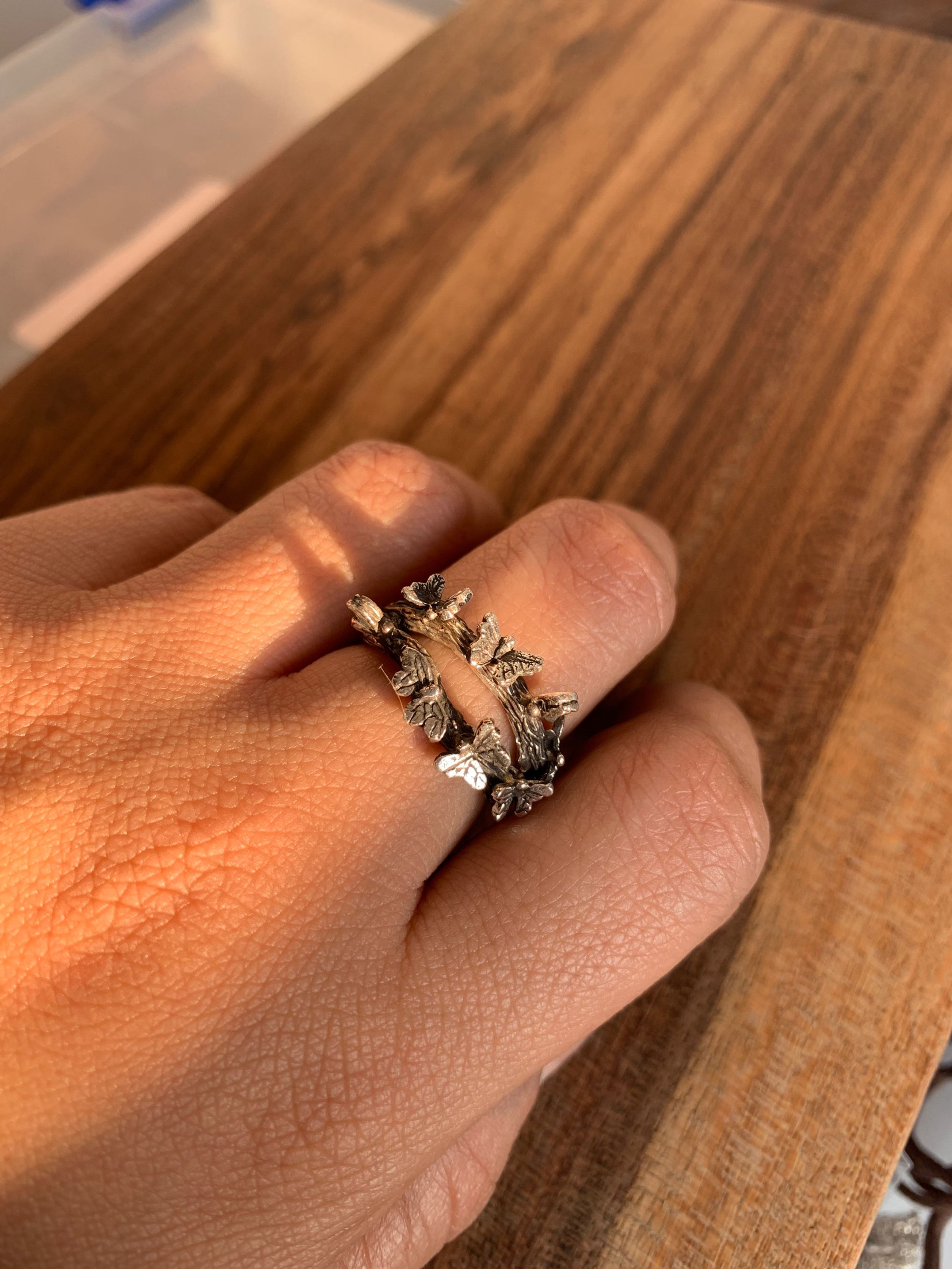 Anillo de plata con forma de tronco con varias mariposas monarcas