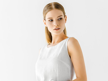 Portrait studio modèle en blanc, regard de côté, lumière naturelle douce