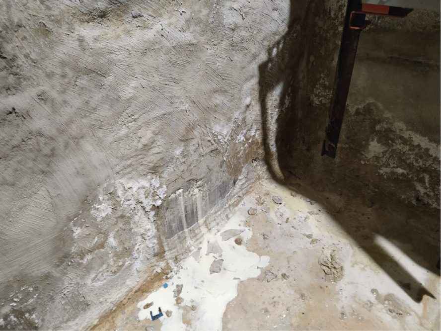 Poly-Inject PB 535, yüksek basınçlı poliüretan enjeksiyon reçinesi ile çatlak ve derzlerde su sızıntısını durduran, solventsiz ve çevre dostu profesyonel çözümdür.