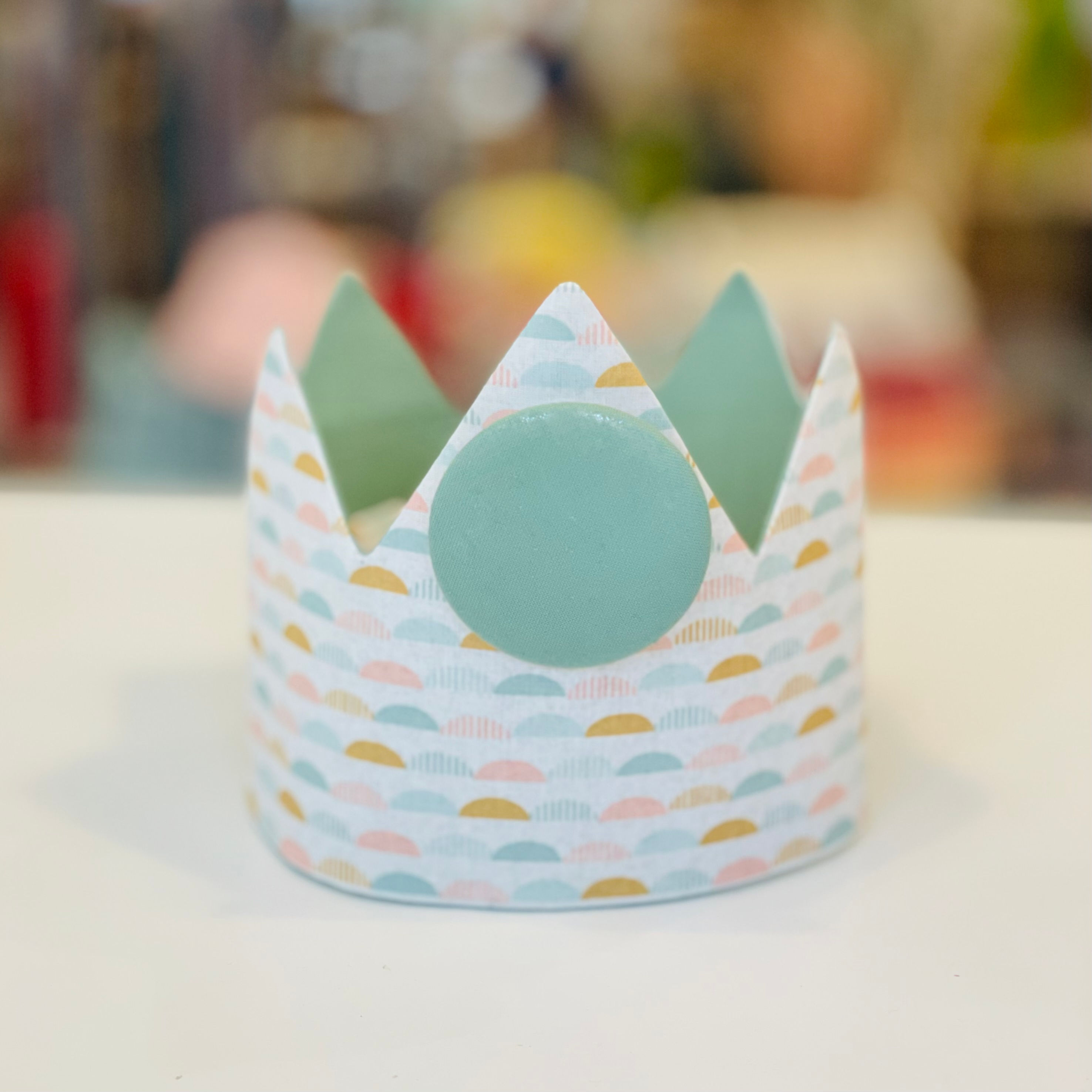 kroon met button - pebbles