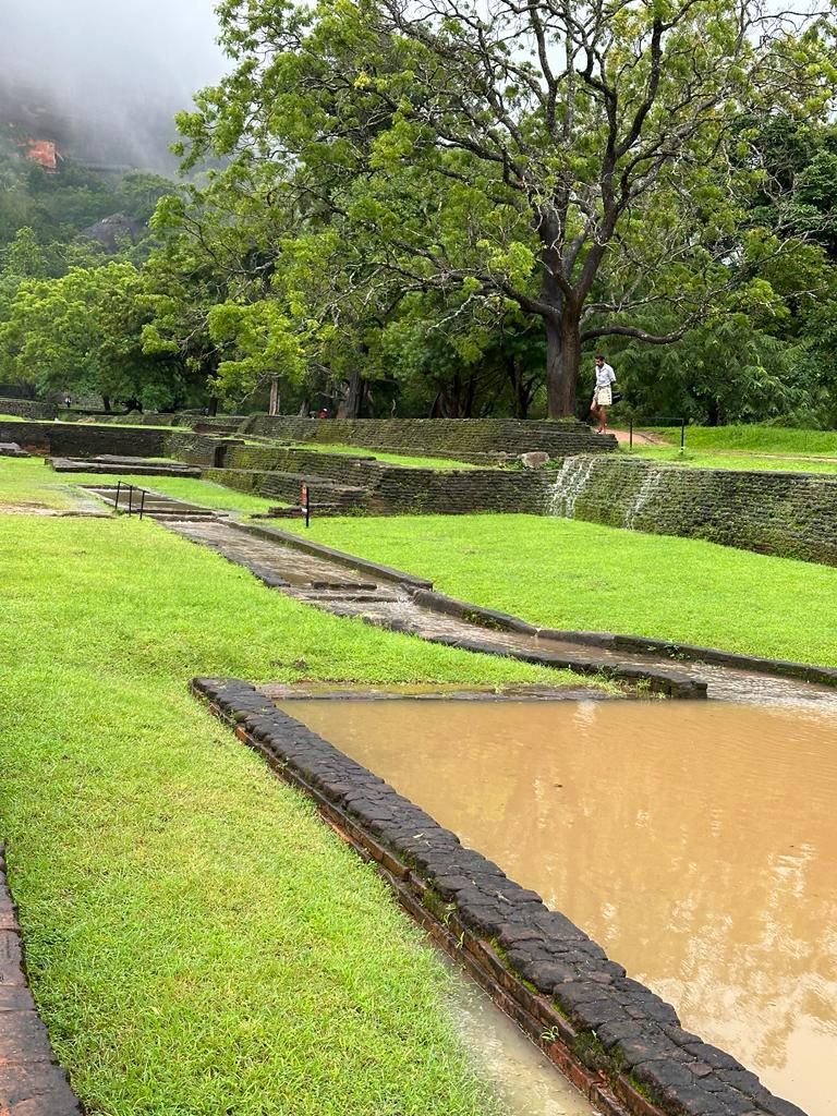 L'Ascension Contemplative du Rocher de Sigiriya : Une Immersion au Cœur du Sri Lanka