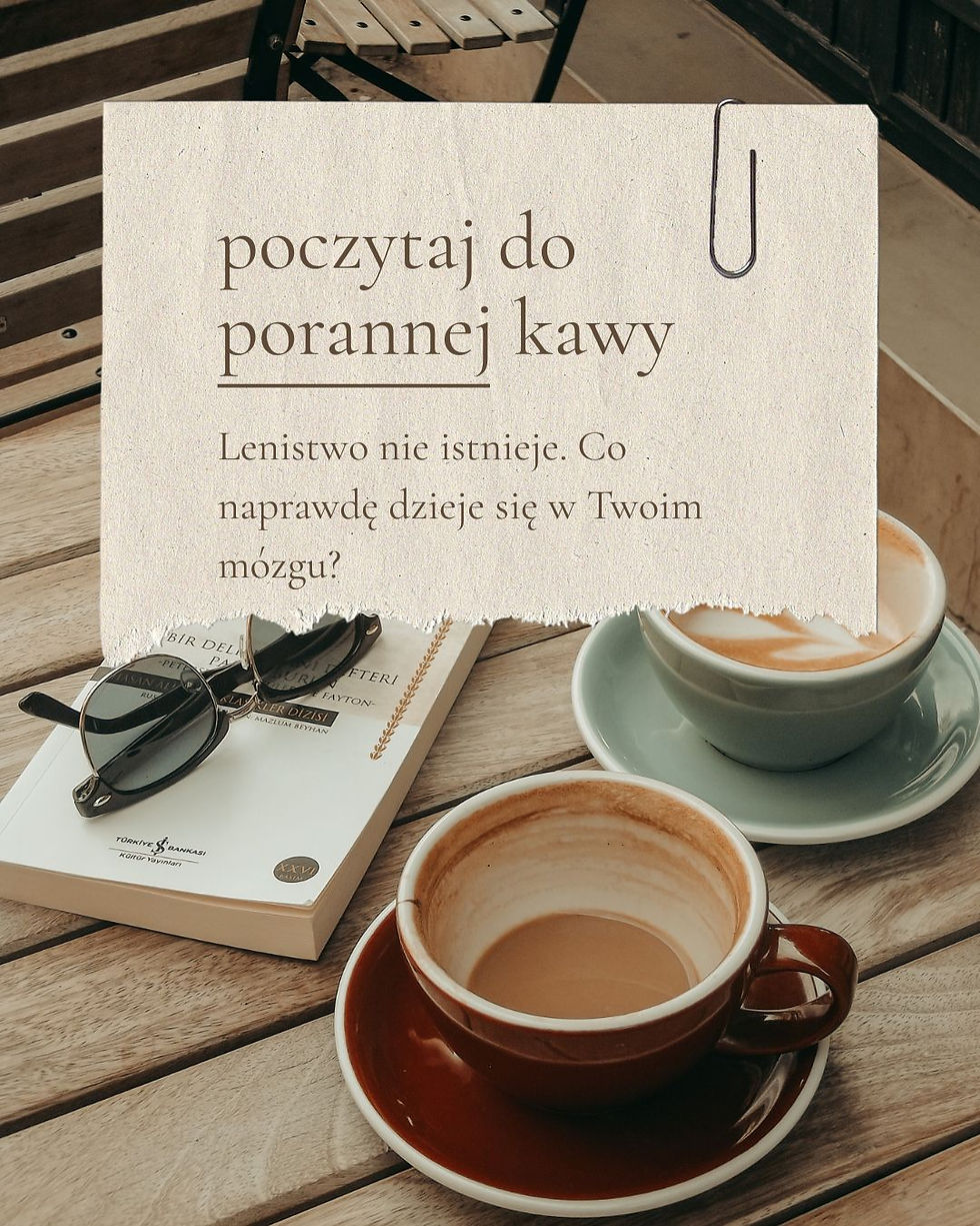 Kobieta siedząca na kanapie w zamyśleniu, symbolizująca przeciążenie poznawcze i paraliż wykonawczy.