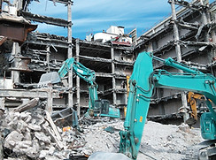 建物の解体作業中