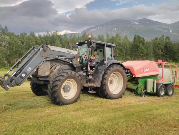 Valtra rundballpressing.jpeg