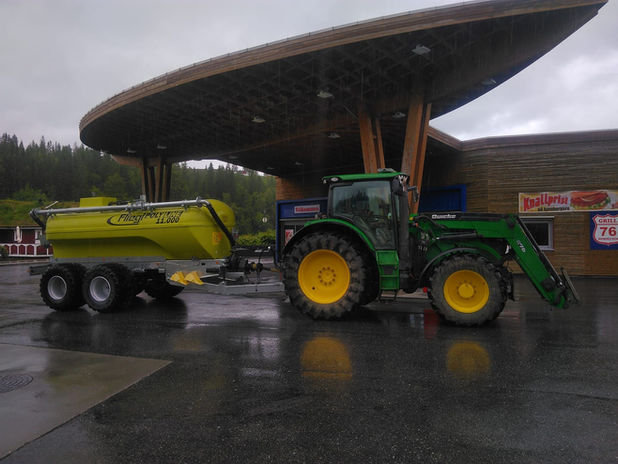 John Deere med sprute vogn.jpeg