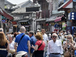 Chinese and foreign tourists crowding Yandai Xiejie, a hutong street in Beijing, on May Day 2026