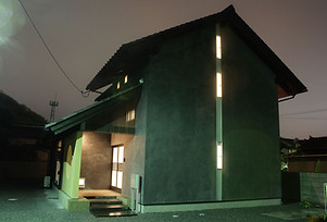 Black walled house_01.jpg
