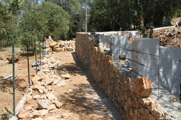 Notre équipe de professionnels qualifiés vous accompagne dans vos projets avec rigueur, professionnalisme et respect des délais pour construire vos enrochements et murs de pierre naturelle