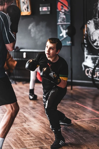 Menino treinando Boxe fitness em brussels regiao de flagey