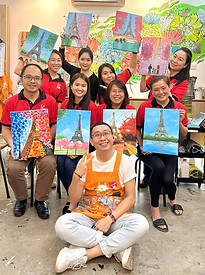 Yorokobi Art's teacher and an Artjam customer are taking a photo together