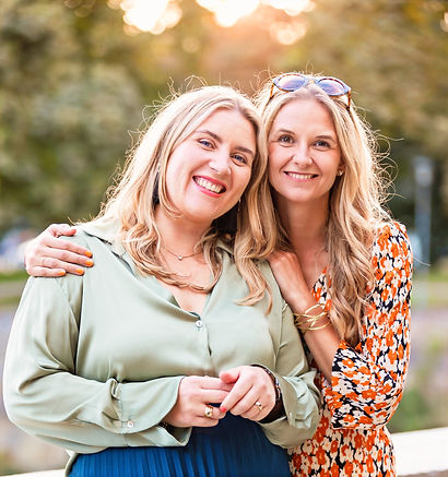 Die Dekomädchen Julia und Pia zusammen fotografiert.