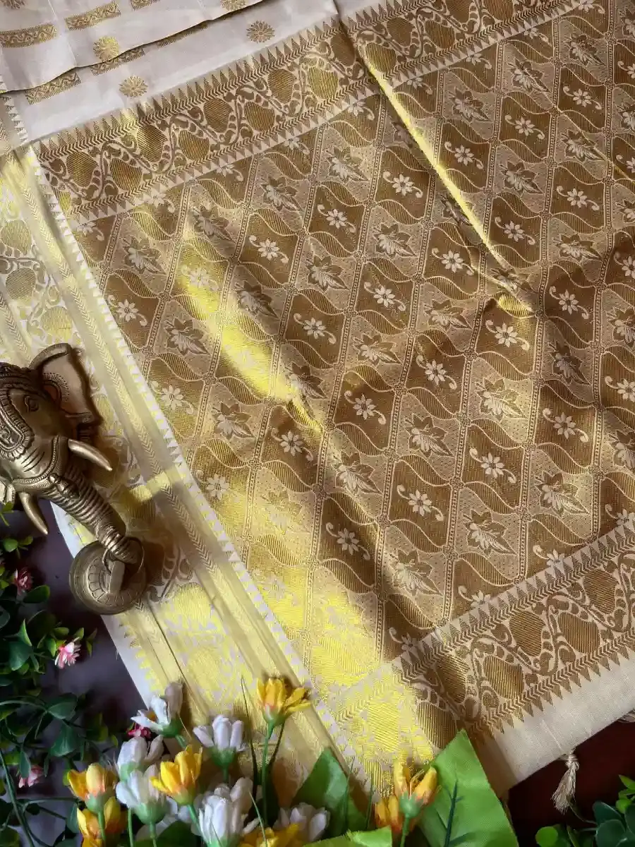 Premium Zari Woven Wedding Tissue Kasavu Saree Pallu View