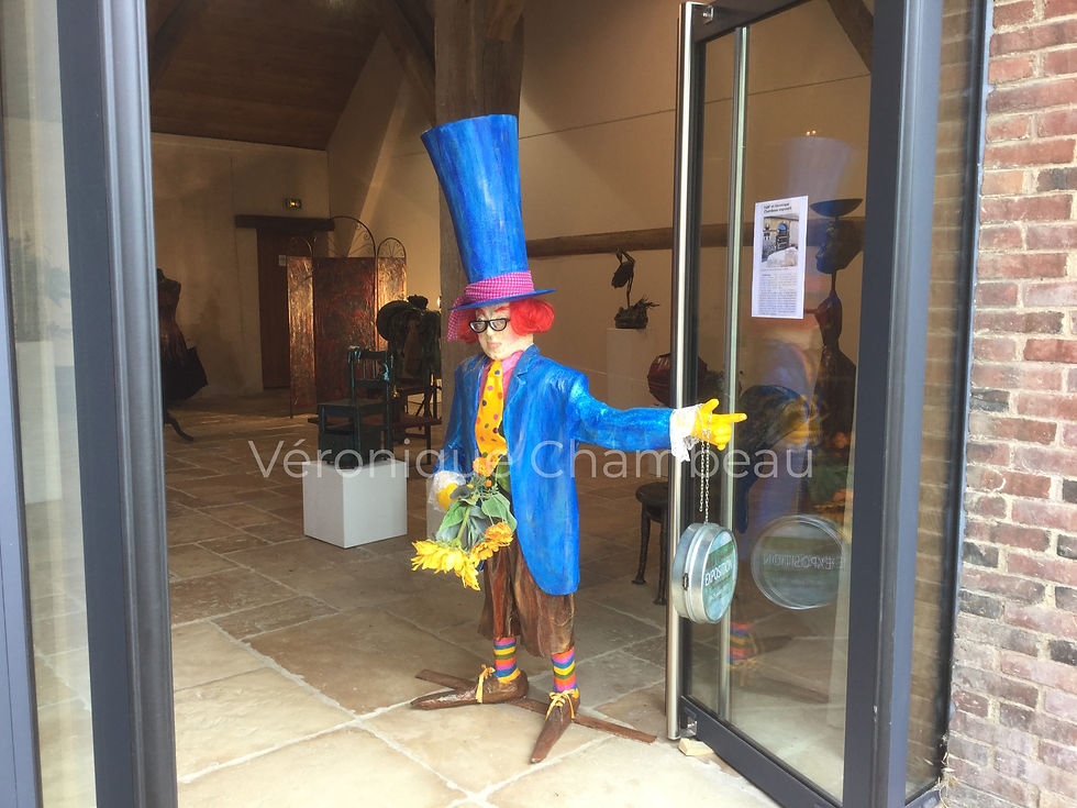 Personnage en papier mâché grandeur nature - Le Chapelier de Mars accueille les visiteurs d'une exposition