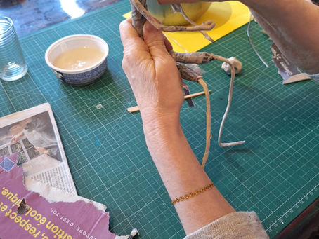 Stage de papier mâché en Normandie. Réalisation d'un personnage en papier mâché, à l'atelier de Véronique Chambeau.