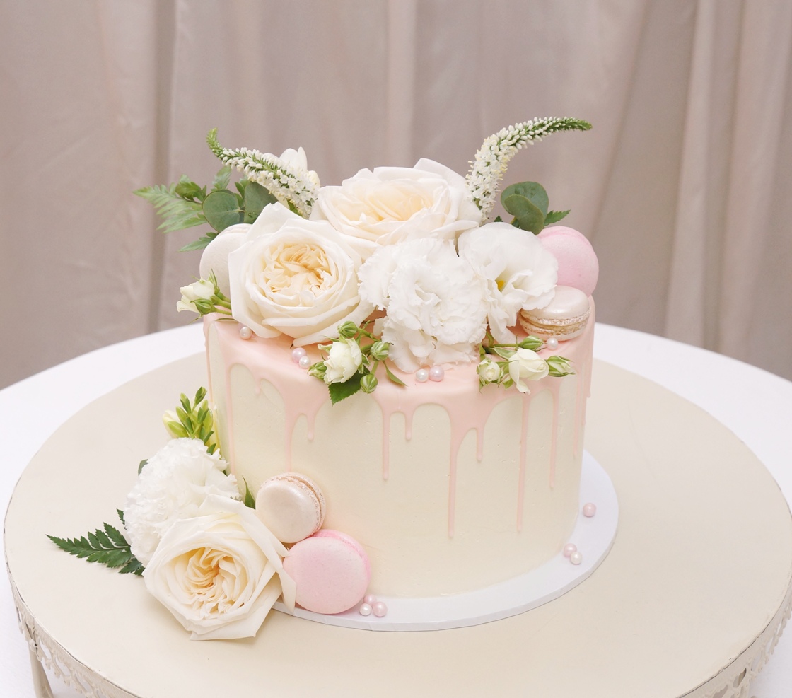 1 Tier Smooth Buttercream with macarons