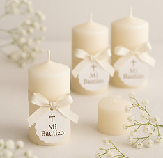 Velas artesanales para bautizo con lazo crema y etiqueta 'Mi Bautizo', ideales como recuerdo elegante y decorativo para ceremonias.