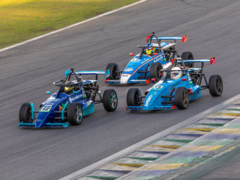 A Fórmula 1600 retorna a Interlagos nos dias 6 e 7 de junho para a disputa da 6ª Etapa da temporada, e Léo Tafner chega ao próximo desafio vivendo um de seus momentos mais consistentes no campeonato. Embalado por presença no pódio nas duas corridas da rodada anterior, o piloto da Scuderia Fachini ocupa atualmente a vice-liderança da divisão Light, com 123 pontos somados.