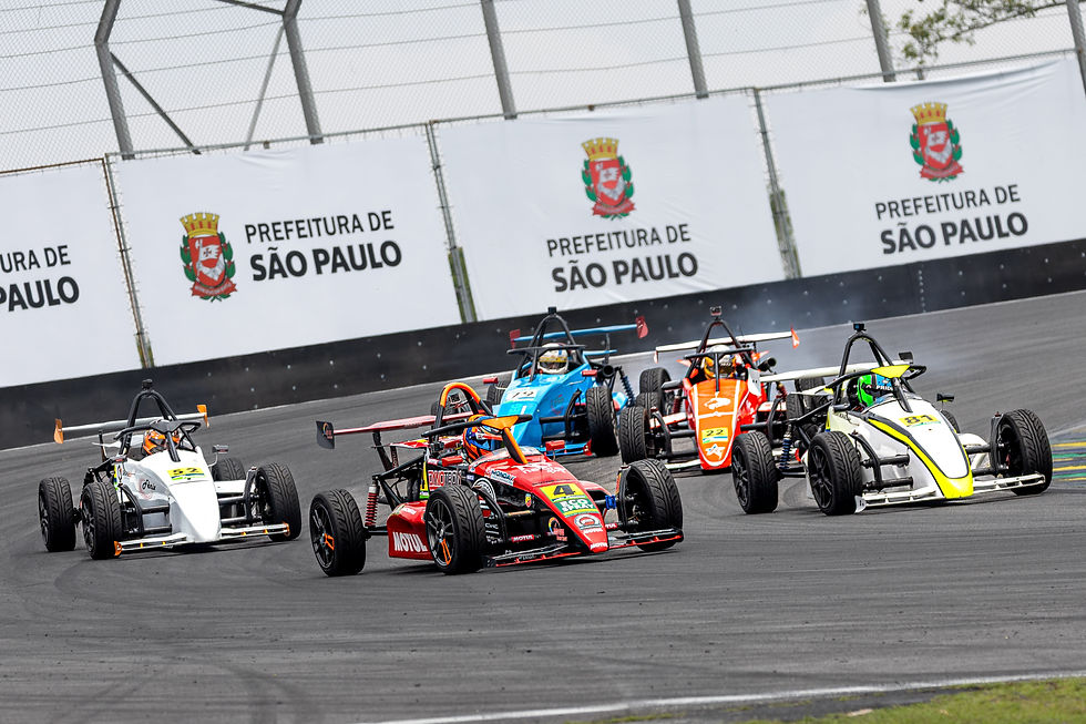 A Fórmula 1600 abriu a 2ª Etapa da temporada neste sábado, em Interlagos, com uma corrida movimentada do início ao fim. A primeira prova do fim de semana foi marcada por disputas intensas nas três divisões, duas intervenções do Safety Car e mudanças importantes na liderança ao longo das 12 voltas.