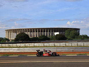 Na mesma passagem, registrou 2:21.691, evidenciando o ritmo competitivo ao longo da prova.