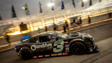 Uma punição no segundo estágio afastou Firás Fahs de um resultado melhor na quinta etapa da Nascar Brasil, disputada no sábado (2), à noite, no Autódromo do Mato Grosso, em Cuiabá. O paranaense da Team RC/Ondrive encerrou o Night Challenge em 16º e deixou a rodada com o aprendizado de um fim de semana em que avaliou ter encontrado maior competitividade.