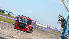 A etapa da Fórmula Truck disputada neste domingo (15), em Santa Cruz do Sul (RS), teve vencedores diferentes nas duas divisões da categoria. Douglas Torres conquistou a prova da F-Truck, enquanto Douglas Collet venceu a corrida da GT Truck. Os resultados também provocaram alterações nas classificações extraoficiais dos campeonatos.