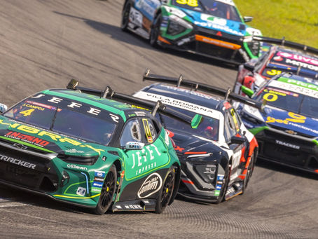Felipe Massa iniciou o sábado de aniversário em Interlagos com vaga na primeira fila da corrida sprint da terceira etapa da Stock Car 2026, após registrar 1min38s836 no classificatório. Durante a prova, chegou à liderança e disputou posição com Léo Reis, mas uma falha no motor V8 comprometeu o desempenho e o resultado final.