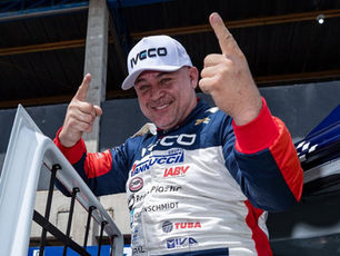 Leandro Totti, o “Marvado”, cravou a pole da PRO com 1min48s911 no Iveco #73, abrindo 0s999 sobre Felipe Giaffone. Na Elite, Nicolas Giaffone (1min49s228) liderou o 1-2-3 da R9/Volkswagen. A primeira fila da PRO terá ainda o estreante Pedro Perdoncini (1min49s914), quatro milésimos atrás de Giaffone. Bia Figueiredo larga em quarto, seguida por Paulo Salustiano. Na Elite, Rafa Lopes e Ricardo Alvarez fecham o top-3, à frente de Kleber Eletric e Jô Augusto Dias