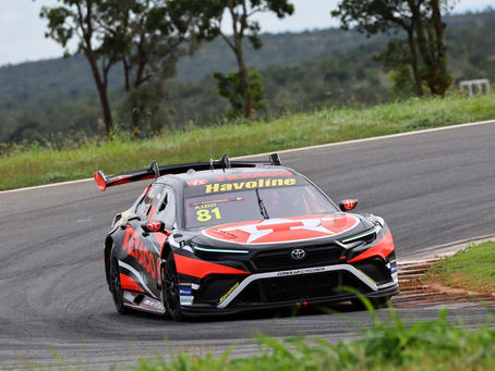 Arthur Leist alcançou o nono lugar na abertura da Stock Car 2026 em Curvelo, convertendo a 13ª posição no grid em um valioso Top-10. A prova Sprint no Circuito dos Cristais marcou a 50ª largada do piloto de Novo Hamburgo como titular, garantindo-lhe os primeiros 30 pontos no campeonato. Mesmo com déficit de velocidade final, o competidor do Toyota Corolla Cross # 81 utilizou estratégia e equilíbrio para superar os desafios técnicos e iniciar sua terceira temporada completa entre os líderes.
