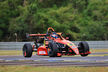 A temporada 2026 da Fórmula 1600 entra em uma fase decisiva neste fim de semana, quando o Autódromo Internacional Zilmar Beux, em Cascavel (PR), receberá uma rodada de enorme importância para os campeonatos. Inicialmente prevista para Goiânia, a programação foi transferida para o circuito paranaense em razão das obras de reforma na pista do Autódromo Internacional Ayrton Senna. Além da mudança de local, a etapa terá peso duplo, sendo válida simultaneamente pela 9ª etapa do Campeonato Paulista e pela 3ª etapa da Copa Brasil.