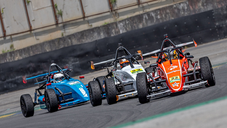 4ª Etapa da Fórmula 1600, disputada no Autódromo de Interlagos, reforçou o momento competitivo de Lucas Monteiro na temporada. Mesmo enfrentando adversidades desde a classificação, o piloto do carro nº 22 construiu um fim de semana de alto nível, convertendo desempenho em pista em vitória na Divisão Super e presença constante entre os protagonistas, em um trabalho conjunto decisivo com a equipe Max Torque Racing.