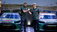 O Time Lubrax TMG oficializou a volta da parceria entre Felipe Massa e Julio Campos para a temporada 2026 da Stock Car. A equipe de Americana (SP), atual campeã, une novamente os pilotos do TimeLubrax nos Chevrolet Tracker # 19 e # 4. O projeto utiliza a alta performance da gasolina Petrobras Podium e dos lubrificantes Lubrax para buscar os títulos de pilotos e equipes. A abertura do campeonato ocorre em março, no Circuito dos Cristais (MG), consolidando a estratégia da Vibra no esporte.