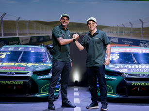  O Time Lubrax TMG oficializou a volta da parceria entre Felipe Massa e Julio Campos para a temporada 2026 da Stock Car. A equipe de Americana (SP), atual campeã, une novamente os pilotos do TimeLubrax nos Chevrolet Tracker # 19 e # 4. O projeto utiliza a alta performance da gasolina Petrobras Podium e dos lubrificantes Lubrax para buscar os títulos de pilotos e equipes. A abertura do campeonato ocorre em março, no Circuito dos Cristais (MG), consolidando a estratégia da Vibra no esporte.