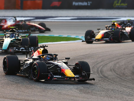 Max Verstappen conquistou no domingo a primeira vitória dele e da Red Bull na Fórmula 1 em 2026, no GP do Bahrein, disputado sob chuva em Sepang, na Malásia. Completou as 55 voltas em 1h47min14s808, após perder a ponta na largada, recuperar a liderança e superar as neutralizações finais. Kimi Antonelli foi o segundo, a 2s307, e Lewis Hamilton terminou em terceiro.