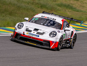 Pipo Massa debutou no automobilismo profissional com vitória na categoria Rookie durante a etapa de abertura da Porsche Carrera Cup, neste sábado, em Interlagos. O piloto de 16 anos, que utiliza o número # 19, confirmou o desempenho do treino classificatório ao dominar o pelotão de estreantes e cruzar a linha de chegada na 20ª posição da classificação geral, que reuniu 37 carros. O resultado coroa um início sólido de trajetória no asfalto onde seu pai, Felipe Massa, obteve conquistas na F1.
