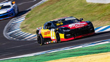 A sexta-feira (1º) marcou o início da segunda etapa da NASCAR Brasil Series em Cascavel, com Gabriel Casagrande registrando 1m09s735 no 1º treino livre e Murilo Rocha liderando o treino extra da Challenge com 1m10s821 no circuito de 3.058 metros.