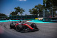 Charles Leclerc colocou a Ferrari no topo do treino livre 1 do GP de Miami ao marcar 1:29.310, superando Max Verstappen por 0,297s e Oscar Piastri por 0,448s. A sessão abriu o fim de semana em formato Sprint após intervalo de cinco semanas e foi ampliada para 90 minutos, reunindo 22 pilotos e 11 equipes em condições quentes e úmidas.