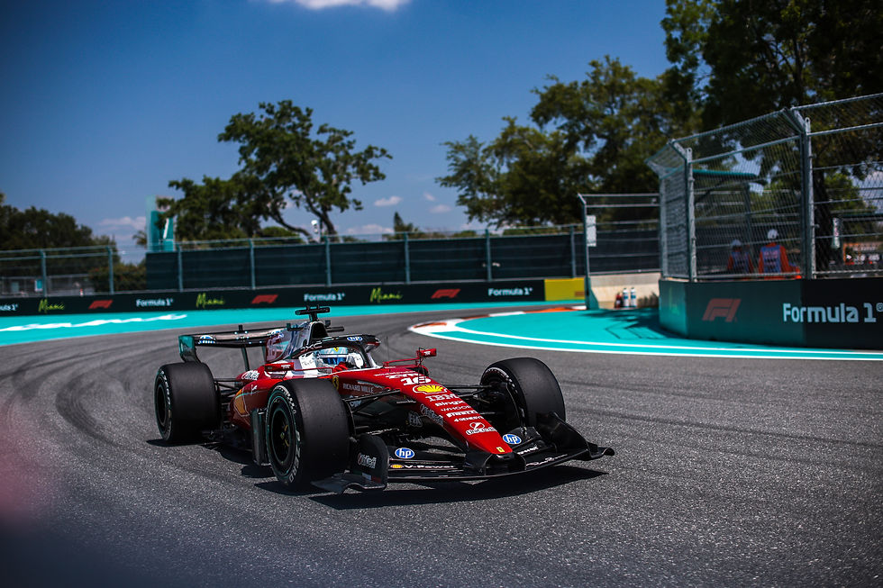 Charles Leclerc colocou a Ferrari no topo do treino livre 1 do GP de Miami ao marcar 1:29.310, superando Max Verstappen por 0,297s e Oscar Piastri por 0,448s. A sessão abriu o fim de semana em formato Sprint após intervalo de cinco semanas e foi ampliada para 90 minutos, reunindo 22 pilotos e 11 equipes em condições quentes e úmidas.