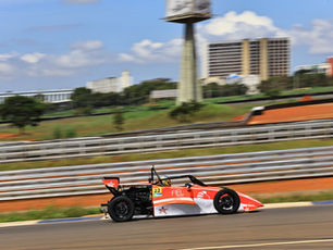 A passagem da Fórmula 1600 por Brasília, válida pela 3ª Etapa do Campeonato Paulista e abertura da Copa Brasil, consolidou Lucas Monteiro como um dos principais nomes da temporada 2026. Em um fim de semana de adaptação a um traçado inédito, o piloto do carro nº 22 construiu uma campanha sólida no Autódromo Internacional Nelson Piquet, traduzida em vitória na Corrida 1 e um segundo lugar na Corrida 2.