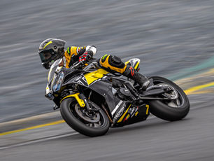 A vitória de Cauã Rodrigues na Daytona 660 Cup em 2025 garantiu ao piloto da DRT Racing Team a transição para a GP600 na temporada de 2026. A progressão é fruto da premiação oficial do campeonato, que entregou ao vencedor uma Triumph Street Triple 765 RS, modelo que compartilha o motor utilizado na Moto2. A rodada de abertura do MOTO1000GP está agendada para 12 de abril, no Autódromo de Interlagos, em São Paulo (SP).