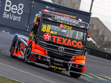 Beto Monteiro encerrou a quarta etapa da Copa Truck entre os cinco primeiros colocados do campeonato após garantir um pódio na segunda corrida disputada neste domingo (31), no Autódromo de Interlagos. O piloto da Texaco cruzou a linha de chegada em quarto lugar na corrida 2 depois de partir praticamente do meio do grid e ganhar 12 posições. Com os resultados da rodada, o pernambucano soma 89 pontos e ocupa a quarta colocação da classificação extraoficial do campeonato.