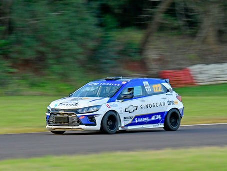Uma recuperação após uma longa intervenção nos boxes colocou Gustavo Weber e Marcelo Steyer no pódio da terceira etapa do Campeonato Gaúcho de Super Turismo, disputada no último sábado, no Autódromo de Tarumã. Com o Onix #122 da WS Racing, a dupla terminou em terceiro lugar na T1 e em segundo na T2.