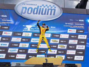 Gabriel Casagrande conquista o tricampeonato da Stock Car em Interlagos