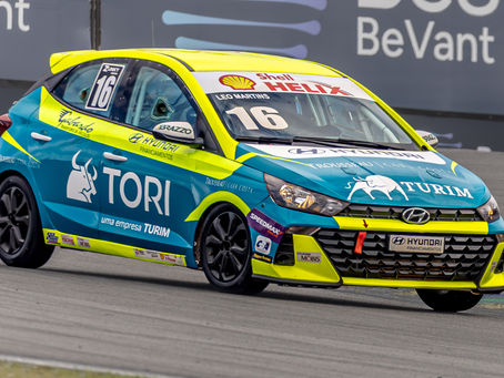 Leo Martins abriu a programação de corridas da quarta etapa do Campeonato Brasileiro da Copa Hyundai HB20 com a vitória na categoria PRO neste sábado (30), no Autódromo Internacional José Carlos Pace, em Interlagos. A disputa, realizada em formato de 25 minutos mais uma volta, também teve triunfos de Alysson Milo na Elite, Marco Tomelin na Super e Mika Peixoto na Super Feminina.