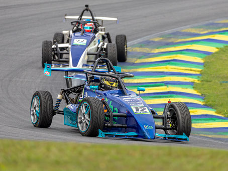 A reta final da temporada 2026 da Fórmula 1600 reserva um dos fins de semana mais importantes do calendário para Léo Tafner. Nos dias 19 e 20 de setembro, o piloto da Scuderia Fachini volta ao Autódromo Internacional Zilmar Beux, em Cascavel, para disputar uma rodada de peso duplo, válida pela 9ª Etapa do Campeonato Paulista e pela 3ª Etapa da Copa Brasil. Inicialmente prevista para Goiânia, a etapa foi transferida para o Paraná em razão das obras de reforma no Autódromo Internacional Ayrton Senna.