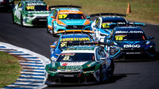 Nunca desistir. Após um treino classificatório difícil, quando foi atrapalhado em sua tentativa de volta rápida, Rafael Suzuki largou em 21º lugar, recuperou oito posições, recebeu a bandeirada em 13º e foi um dos pilotos que mais escalaram o pelotão na corrida sprint deste sábado, em Cascavel (PR), que recebe a segunda etapa da temporada 2026 da Stock Car.