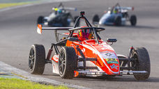  temporada 2026 da Fórmula 1600 chega a um momento importante neste fim de semana. Nos dias 11 e 12 de julho, o Autódromo Internacional Zilmar Beux, em Cascavel (PR), recebe uma programação com valor dobrado para pilotos e equipes. As duas corridas previstas para o circuito paranaense contarão pontos tanto para a 7ª etapa do Campeonato Paulista quanto para a 2ª etapa da Copa Brasil, ampliando a importância de cada posição conquistada na pista.